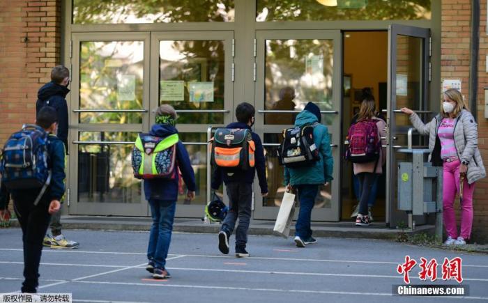 当地时间5月7日，德国西部，多特蒙德的Petri小学学生开学复课，学生们保持安全距离有序进入教室。