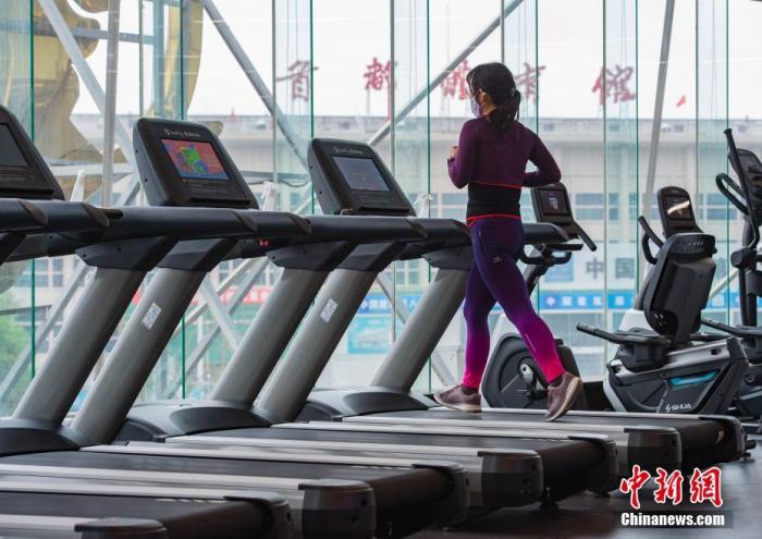市民在健身房内跑步锻炼。中新社记者 侯宇 摄