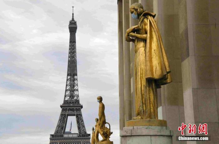 资料图：巴黎著名景点夏洛宫外的金色雕塑被戴上了口罩。<a target='_blank' href='http://www.chinanews.com/'>中新社</a>记者 李洋 摄