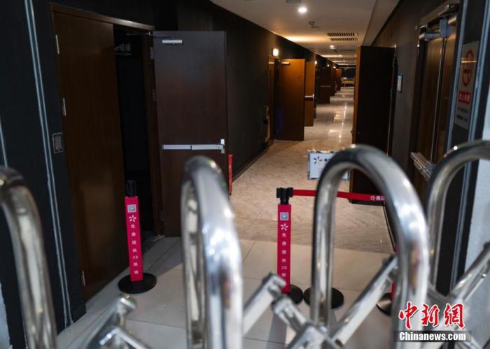 北京市朝阳区一家尚未恢复营业的电影院打开各影厅大门进行通风换气。中新社记者 侯宇 摄