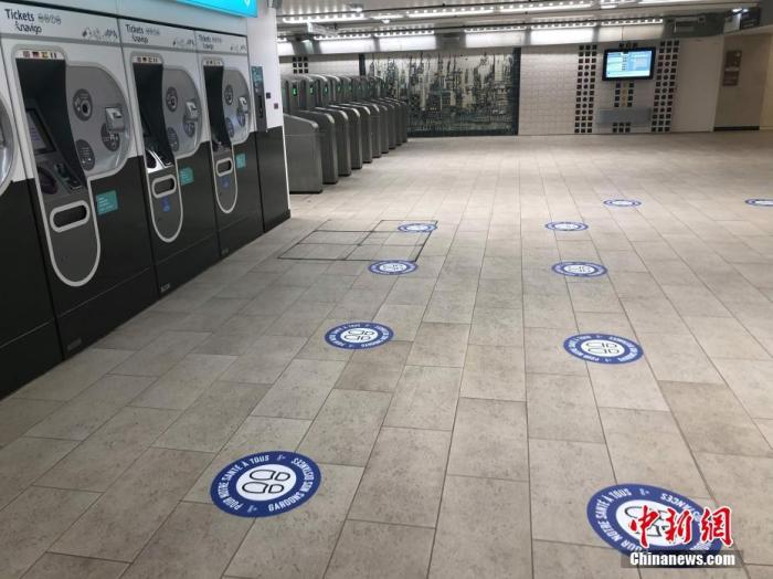当地时间5月8日，在巴黎一个地铁站粘贴的提醒社交距离标识。当天地铁站内几乎没有乘客。