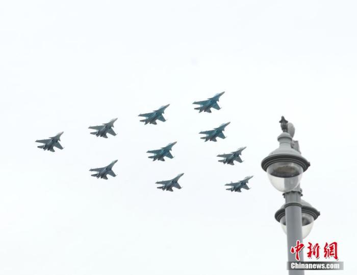 当地时间5月9日，莫斯科举行空中阅兵式，75架固定翼飞机和直升机参加。当日，俄罗斯多地举行空中阅兵式，庆祝卫国战争胜利75周年。
<a target='_blank' href='http://www.chinanews.com/'>中新社</a>记者 王修君 摄