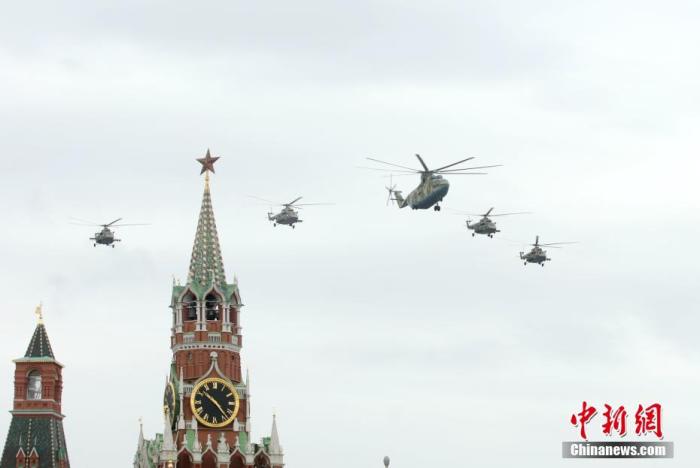当地时间5月9日，莫斯科举行空中阅兵式，75架固定翼飞机和直升机参加。当日，俄罗斯多地举行空中阅兵式，庆祝卫国战争胜利75周年。
<a target='_blank' href='http://www.chinanews.com/'>中新社</a>记者 王修君 摄