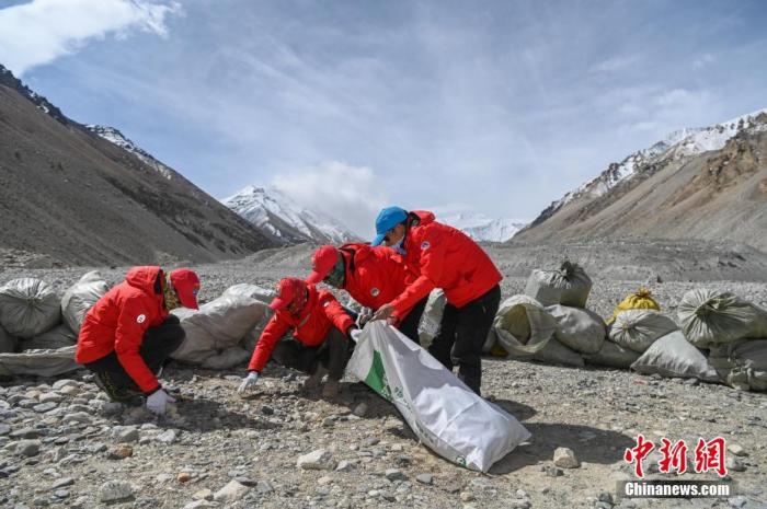 5月11日，西藏自治区日喀则市定日县珠峰登山大本营，工作人员正在清理登山垃圾。<a target='_blank' href='http://www.chinanews.com/'>中新社</a>记者 何蓬磊 摄