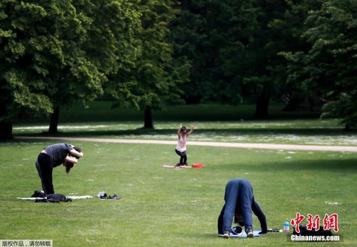 当地时间10日，英国首相鲍里斯·约翰逊宣布一项“有条件的计划”，逐步放松因新冠肺炎疫情采取的严格封锁措施，开始重新开放社会和经济。图为当地民众在伦敦圣詹姆斯公园锻炼。

　