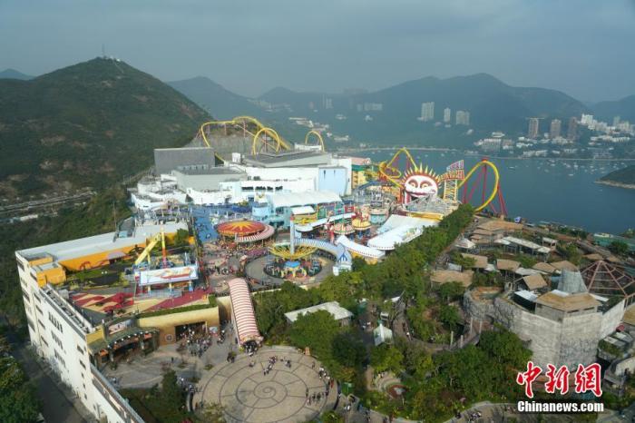 5月11日，香港海洋公园仍处于关闭状态，自1月26日因新冠肺炎疫情闭园至今已超过100天。图为海洋公园的主要游乐设施。<a target='_blank' href='http://www.chinanews.com/'>中新社</a>记者 张炜 摄