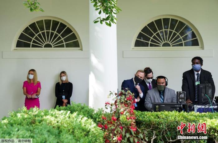 资料图：当地时间5月11日，美国白宫举行了关于新冠肺炎的新闻发布会，白宫新闻秘书和其他白宫工作人员、记者以及美国军方成员均佩戴口罩出现在白宫玫瑰花园参加发布会。