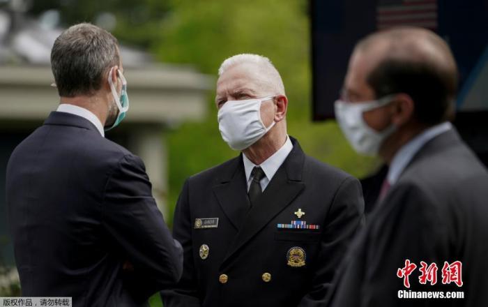 当地时间5月11日，美国白宫举行了关于新冠肺炎的新闻发布会，白宫新闻秘书和其他白宫工作人员、记者以及美国军方成员均佩戴口罩出现在白宫玫瑰花园参加发布会。