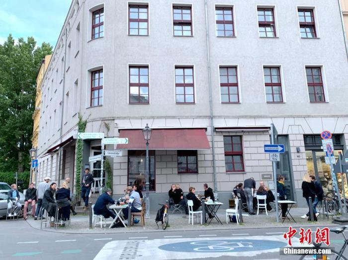 5月15日，德国大多数地区重新允许餐馆和咖啡馆经营堂食业务。在首都柏林，由于设定了严格的防疫要求，一些餐饮业者担忧“解封”后恐仍面临亏损。图为当天晚餐时段，柏林米特区一家餐馆的顾客大多坐在街边用餐。
<a target='_blank' href='http://www.chinanews.com/'>中新社</a>记者 彭大伟 摄
