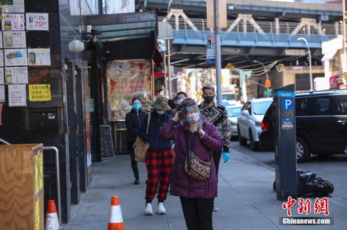 图为5月12日，纽约市曼哈顿唐人街，人们正在排队等待进入超市。
<a target='_blank' href='//www.johnnytowncar.com/'>中新社</a>记者 马德林 摄