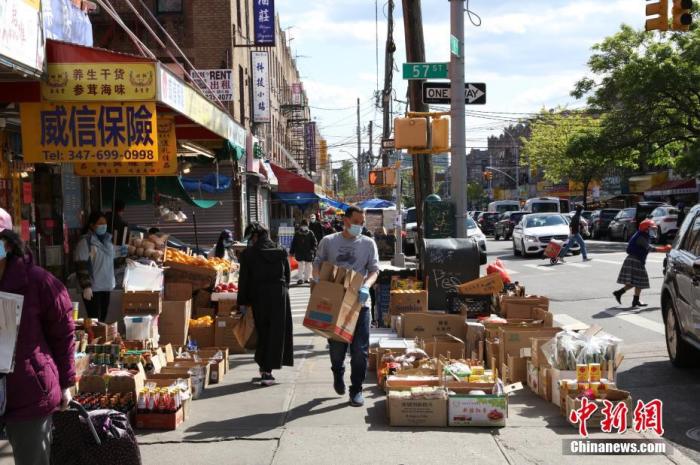 5月12日，纽约市布鲁克林八大道，商贩在摆摊做生意。
<a target='_blank' href='http://www.chinanews.com/'>中新社</a>记者 马德林 摄