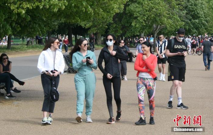 当地时间5月17日，英国迎来了“有条件解封”后的首个周日，在伦敦，部分市民佩戴口罩出行，享受休闲时光。
/p中新社记者 张平 摄