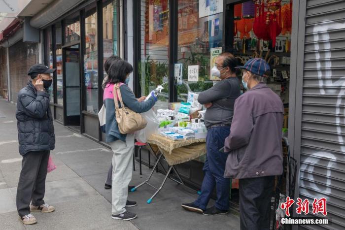 当地时间5月18日，美国旧金山华埠一家店铺在门口摆出一个售卖防疫物品的摊位。<a target='_blank' href='http://www.chinanews.com/'>中新社</a>记者 刘关关 摄