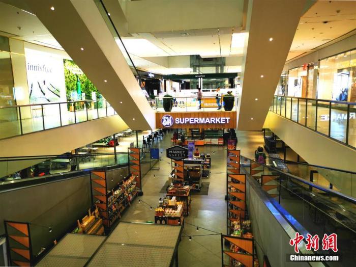 5月18日，是马尼拉结束62天的“强化性区隔离(ECQ)”，进入15天“改良性强化社区隔离(MECQ)”后的第一个工作日。图为菲律宾著名连锁商场SM马尼拉CBD马卡蒂店大型超市，零售食品区未开张。
<a target='_blank' href='http://www.chinanews.com/'>中新社</a>记者 关向东 摄