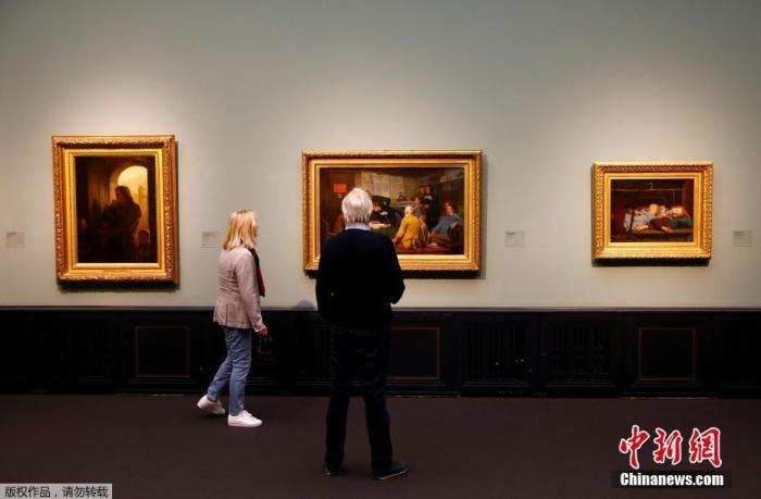 资料图：5月15日，瑞士苏黎世艺术博物馆重新开放后，游客们重返艺术殿堂欣赏画作。