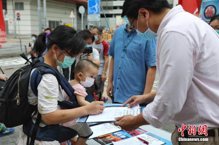 5月22日，香港工联会在油塘发起“支持制订特区国家安全法”保稳定、保发展、保就业的签名行动。大批香港市民踊跃签名。
<a target='_blank' href='http://www.chinanews.com/'>中新社</a>记者 谢磊 摄