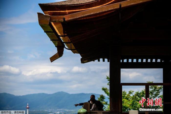 资料图：当地时间2020年5月22日，位于日本京都的清水寺迎来游客。