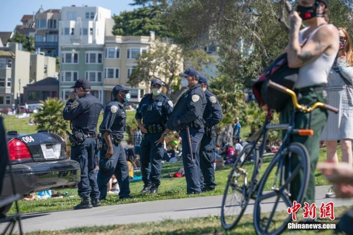 资料图：当地时间5月24日，美国旧金山警员在多洛雷斯公园执勤。
<a target='_blank' href='http://www.chinanews.com/'>中新社</a>记者 刘关关 摄