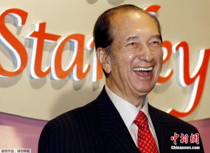 北京时间5月26日，据香港媒体报道，人称“赌王”的何鸿燊26日在香港养和医院逝世，享年98岁。资料图为港澳知名爱国企业家何鸿燊。资料图为2006年，何鸿燊在85岁生日聚会上。
