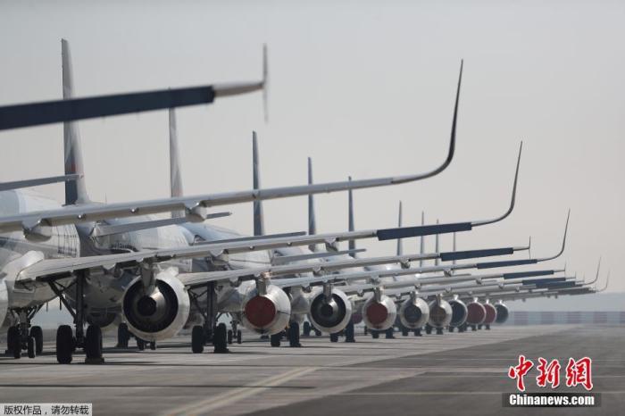 当地时间5月26日，受新冠肺炎疫情的冲击，智利首都圣地亚哥的阿图罗·梅里诺·贝尼特斯国际机场进行全面隔离检测，客机整齐的停在跑道上。智利卫生部25日数据显示，该国新增确诊病例4895例，累计确诊73997例。智利公共工程部部长阿尔弗雷多·莫雷诺确诊感染新冠病毒，这是智利政府首名确诊的高级官员。