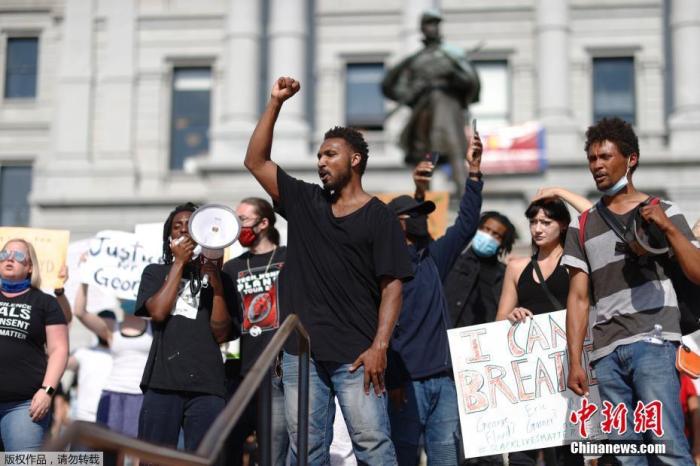 当地时间5月28日，美国科罗拉多州，民众在丹佛州议会大厦外举行抗议示威活动。
