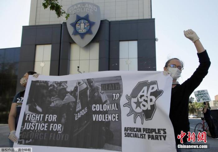 警察跪杀男子引发美国多州抗议示威。当地时间5月28日，美国加州奥克兰市，民众在奥克兰警察局外举行示威活动。