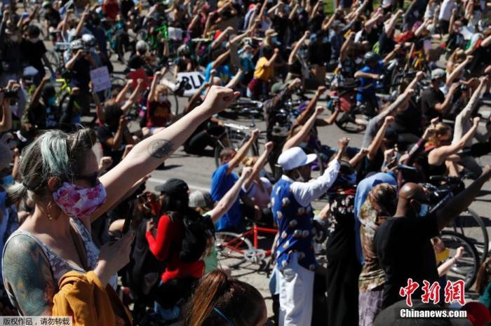 当地时间5月30日，美国明尼苏达州明尼阿波利斯市，大批民众聚集进行抗议示威活动。