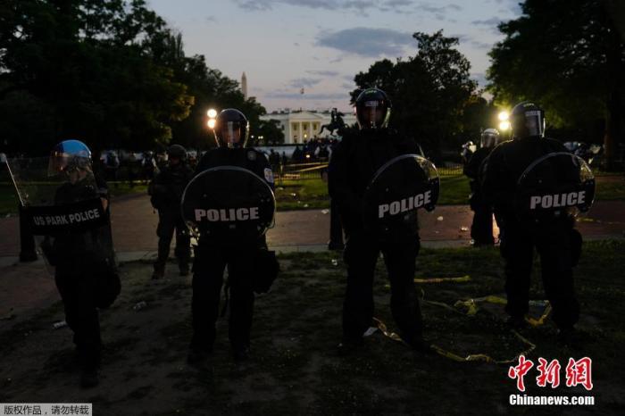 当地时间5月30日，身穿防爆服的警察站在白宫前。