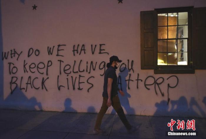 当地时间5月30日，反种族歧视抗议活动继续在美国首都华盛顿进行。美国明州非裔男子乔治·弗洛伊德遭暴力执法死亡事件持续发酵。图为白宫附近的狄卡特之屋(Decatur House)外墙被涂上示威口号。
<a target='_blank' href='http://www.chinanews.com/'>中新社</a>记者 陈孟统 摄