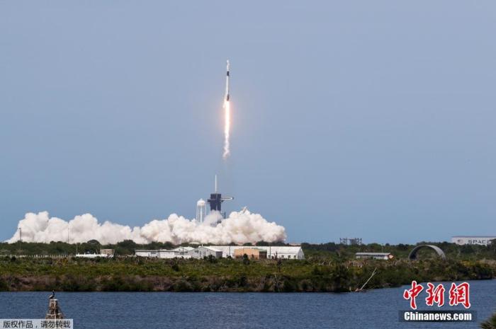 当地时间5月30日，美国宇航局(NASA)商业载人航空计划(CPP)的首次载人试航发射成功。据报道，美国宇航员道格拉斯·赫尔利(道格)和罗伯特·本肯(鲍勃)搭乘美国太空探索技术公司(SpaceX)的载人“龙”飞船，由“猎鹰9”火箭于从佛罗里达州肯尼迪航天中心39A发射台升入太空，并计划于美东时间5月31日下午2时27分与国际空间站对接。
