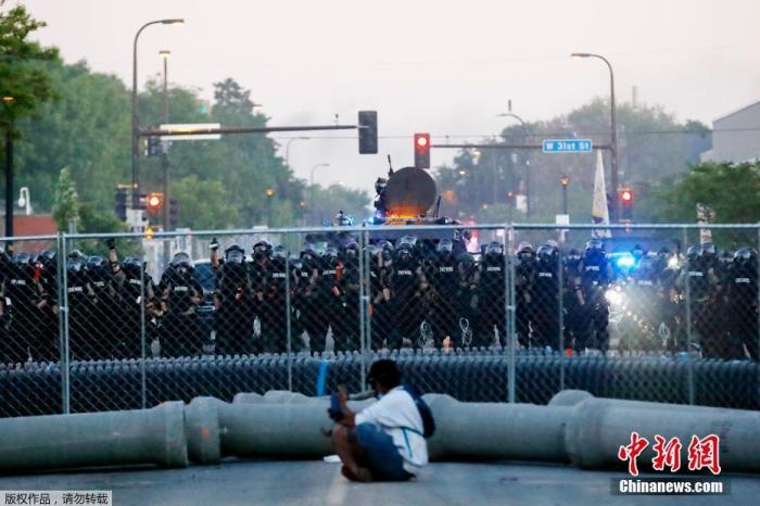 当地时间5月30日，美国明尼苏达州明尼阿波利斯市实施宵禁后，出动国民警卫队清理民众示威区域。