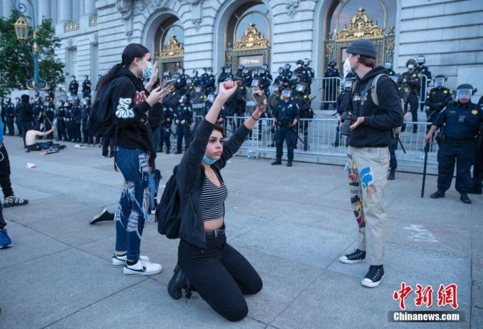 部分抗议者仍然在旧金山市政厅前抗议。<a target='_blank' href='http://www.chinanews.com/'>中新社</a>记者 刘关关 摄