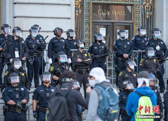 警方在旧金山市政厅门前严阵以待。<a target='_blank' href='http://www.chinanews.com/'>中新社</a>记者 刘关关 摄