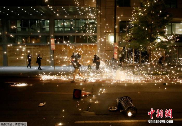当地时间5月31日，美国华盛顿的一场抗议示威活动中，在警察的驱赶下，抗议者四散奔逃。