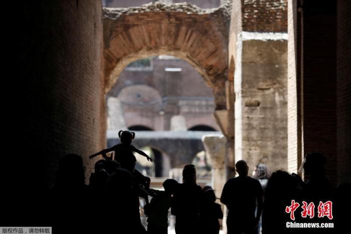 6月1日，意大利首都罗马，罗马斗兽场重新开放。出于防疫原因，参观者在入场时被要求戴上口罩、测量体温并进行手部消毒。