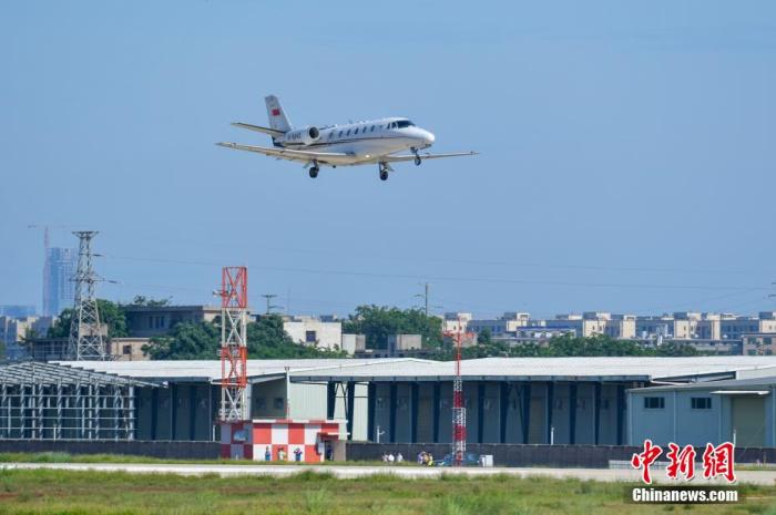 资料图：飞机在海口美兰机场二期跑道上空进行低空通场飞行。 骆云飞 摄