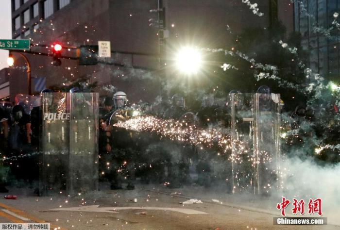 当地时间5月30日，美国亚特兰大，抗议者在催泪瓦斯中投掷鞭炮。