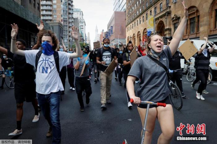 当地时间6月1日，美国纽约市曼哈顿区，民众走上街头举行抗议活动。