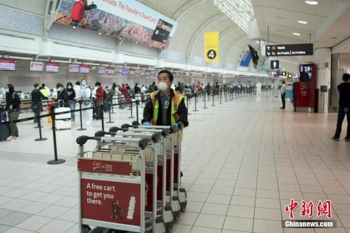 作为加拿大最重要的航空枢纽之一的加拿大多伦多皮尔逊国际机场，从当地时间6月1日起实施防疫新规，接送旅客的人士原则上不得进入航站楼，所有旅客和机场员工在机场必须佩戴口罩，旅客抵港后须尽快离开航站楼。
<a target='_blank' href='http://www.chinanews.com/'>中新社</a>记者 余瑞冬 摄