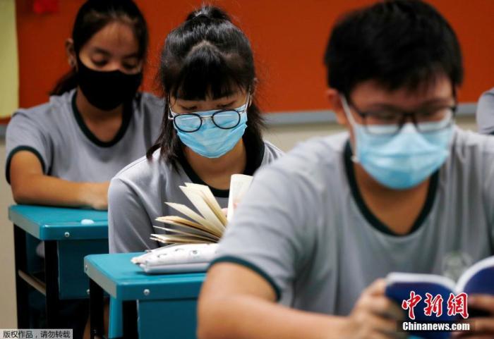 图为当地时间6月2日，新加坡学校重新开学，学生戴口罩上课。