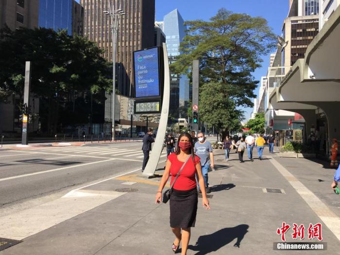 当地时间6月1日，在巴西圣保罗，一位女子戴口罩行走在街头。当下，巴西最大城市圣保罗继续实施社会隔离措施，圣保罗街上行人车辆渐多，但大部分商店仍关闭。
<a target='_blank' href='http://www.chinanews.com/'>中新社</a>记者 莫成雄 摄