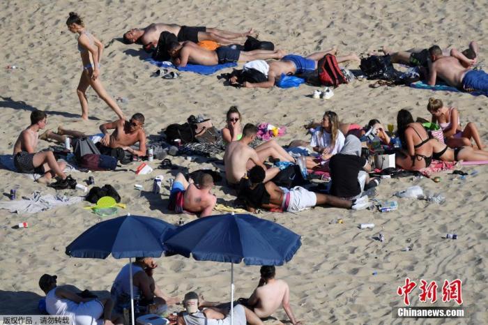 当地时间6月2日，英国伯恩茅斯，大量游客在海滩上享受好天气。