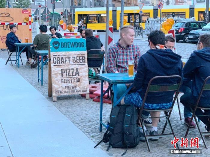 6月3日，柏林市中心一家精酿啤酒吧的顾客坐在街边饮酒。每桌顾客均保持了1.5米以上的距离。
<a target='_blank' href='http://www.chinanews.com/'>中新社</a>记者 彭大伟 摄