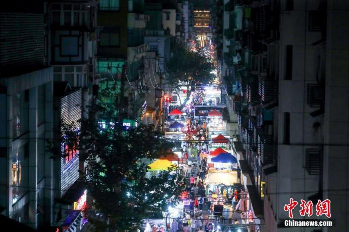 6月3日，市民在武汉保成路夜市消费休闲。随着复工复产复市持续推进，武汉传统的街头夜市热闹起来，不少市民前来消费休闲。
中新社记者 张畅 摄