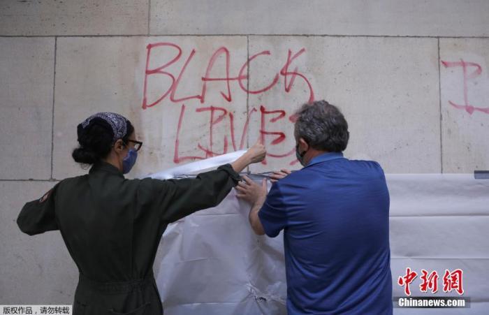 当地时间6月3日，美国纽约，抗议示威活动之后，联邦大厅国家纪念馆的雕塑及墙体上出现文字涂鸦。