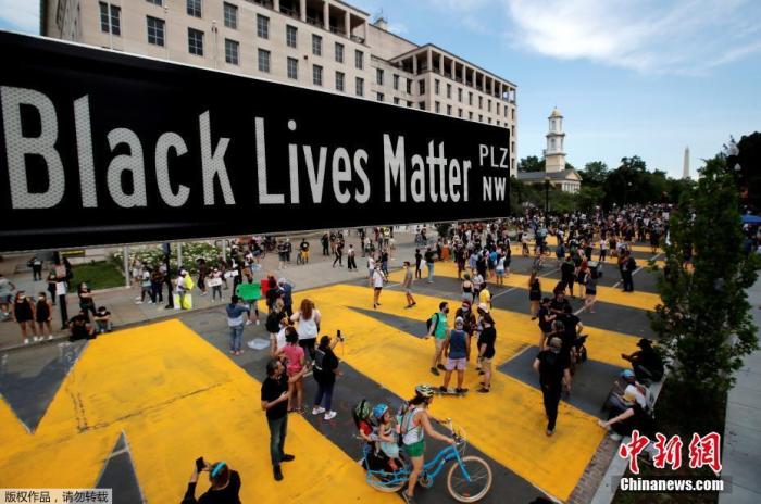 资料图：6月5日，美国首都华盛顿哥伦比亚特区市长鲍泽要求在通往白宫的16街路面上，漆上了“黑人的命也是命”的字样。