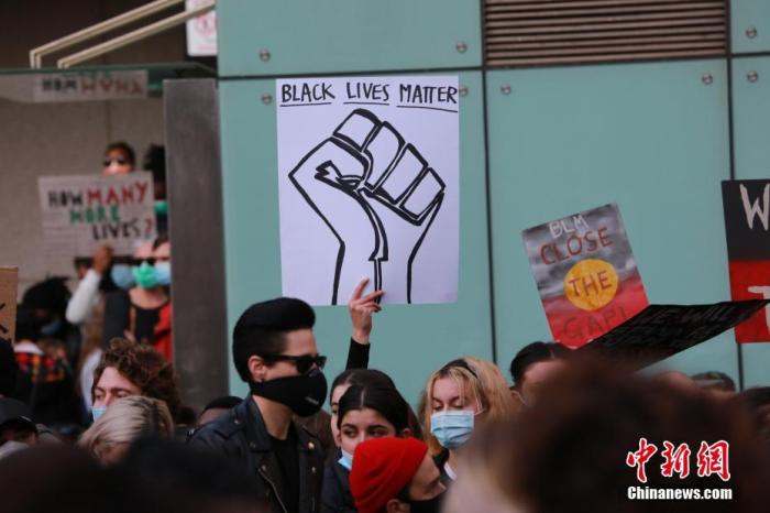 当地时间6月6日下午，澳大利亚悉尼上万人举行反对种族主义集会游行。参加集会的民众戴着口罩聚集在悉尼市政厅周围，举着写有“黑人的命也是命”“我不能呼吸”“结束种族主义”等字样的标语牌，在组织者的带领下进行游行。<a target='_blank' href='http://www.chinanews.com/'>中新社</a>记者 陶社兰 摄
