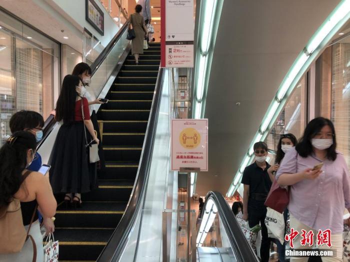 当地时间6月6日，日本东京都发布新冠肺炎疫情“东京警报”后的首个周末，虽然当地已进入疫情恢复阶段，但各商场仍采取多种防疫措施严阵以待。图为东京某商场提醒顾客乘坐电梯时注意保持间隔。
中新社记者 吕少威 摄