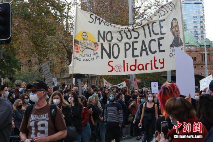当地时间6月6日下午，澳大利亚悉尼上万人举行反对种族主义集会游行。参加集会的民众戴着口罩聚集在悉尼市政厅周围，举着写有“黑人的命也是命”“我不能呼吸”“结束种族主义”等字样的标语牌，在组织者的带领下进行游行。
<a target='_blank' href='http://www.chinanews.com/'>中新社</a>记者 陶社兰 摄