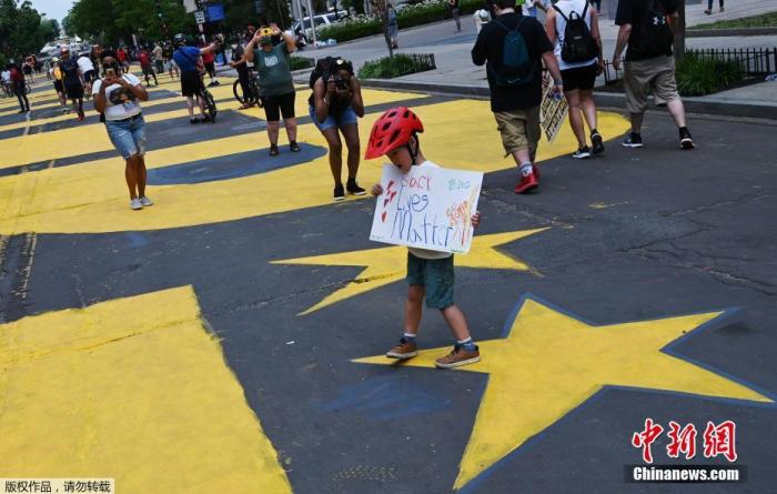 6月5日，美国首都华盛顿哥伦比亚特区市长鲍泽要求在通往白宫的16街路面上，漆上了“黑人的命也是命”的字样。